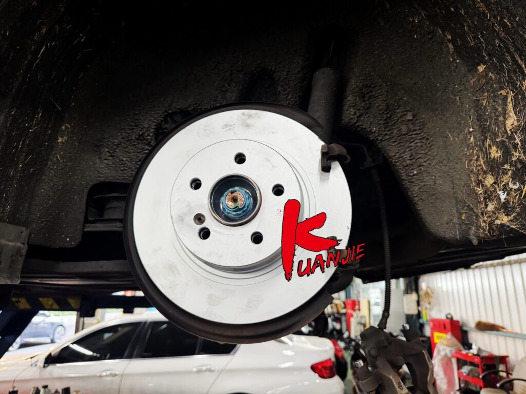 BENZ W204 E220D 剎車皮 剎車盤 剎車油更換 行駛重踩剎車怪異金屬摩擦聲音