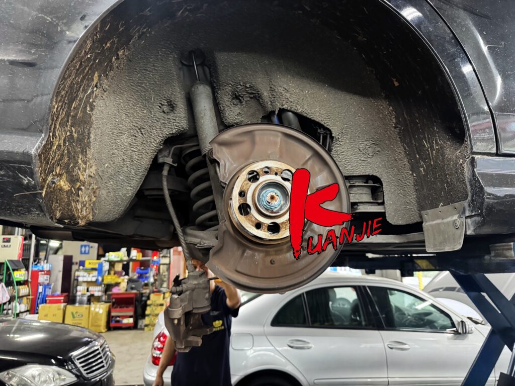 BENZ W204 E220D 剎車皮 剎車盤 剎車油更換 行駛重踩剎車怪異金屬摩擦聲音