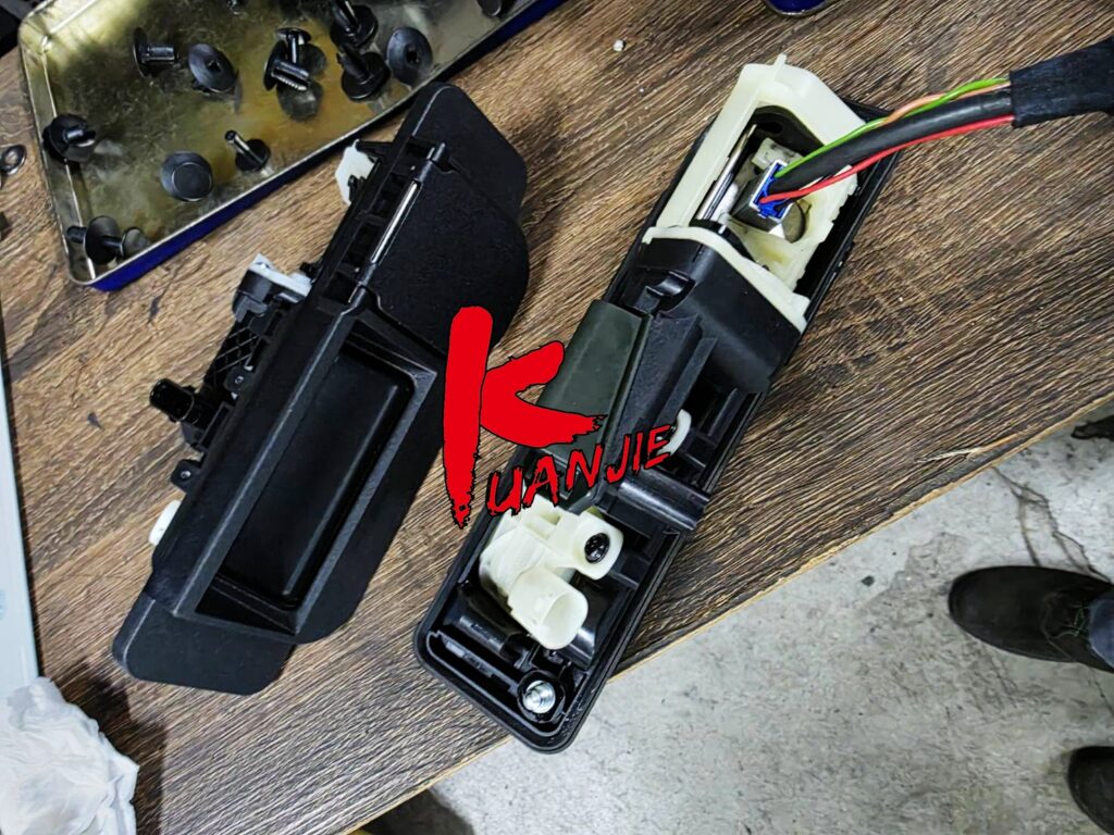 BENZ W222 S350中央螢幕沒顯示，倒車沒畫面 螢幕變黑